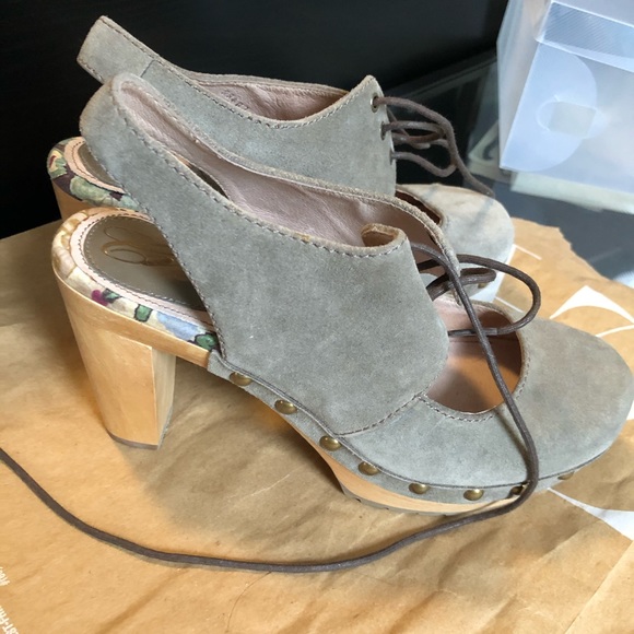 Dusty green suede sandal heels with shoe laces - Picture 2 of 3